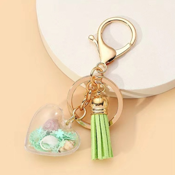 Green Confetti Shell Heart Keychain – New - Picture 2 of 2